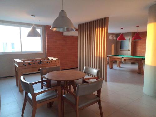 a dining room with a ping pong table and a pool table at Flat completo in Campos dos Goytacazes