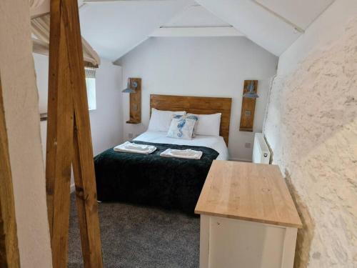 Giường trong phòng chung tại Trenant Cottage