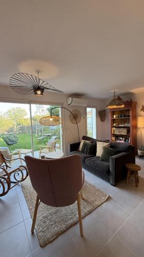 un salon avec un canapé et une table dans l'établissement Le Clos Du Moulin 4 - Maison, jardin, 3 chambres, wifi, clim, parking gratuit, à Entraigues-sur-la-Sorgue