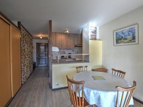 une cuisine et une salle à manger avec une table et des chaises dans l'établissement Studio 4 personnes à Morzine, proche centre, animaux acceptés, parking - FR-1-524-54, à Morzine