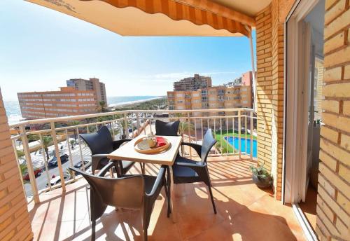 Seafront Apt in Arenales Beach, Pool & Parkingにあるバルコニーまたはテラス