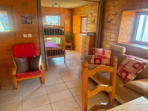 - un salon avec un canapé et des chaises dans une cabine dans l'établissement Les Rottes, bas ferme proche Morillon Samoens avec SPA, à Verchaix
