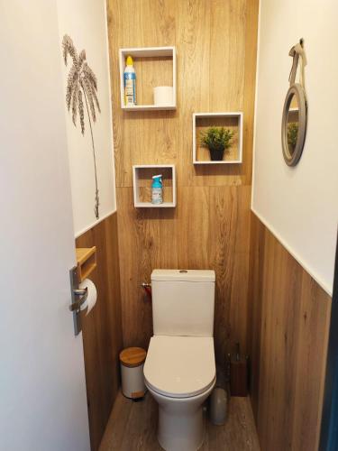 La salle de bains est pourvue de toilettes et de murs en bois. dans l'établissement Maison à 800 m du circuit des 24H du Mans, au Mans