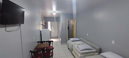 Katil atau katil-katil dalam bilik di ZZZ BRUNO KLEMTZ - Residencial Recanto dos Pássaros Estúdio até 4 pessoas com ar Split wifi coz vaga