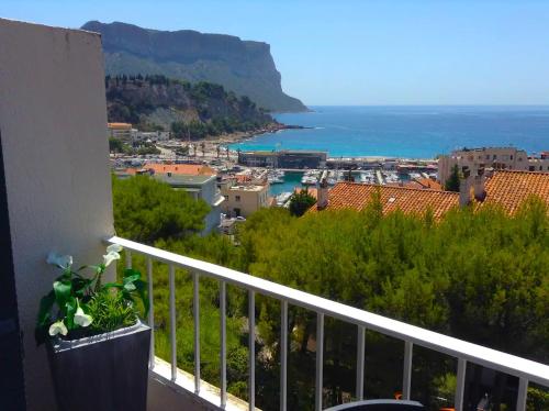 a balcony with a view of a city and the ocean at LE COSY Appartement à CASSIS avec vue exceptionnelle sur mer in Cassis