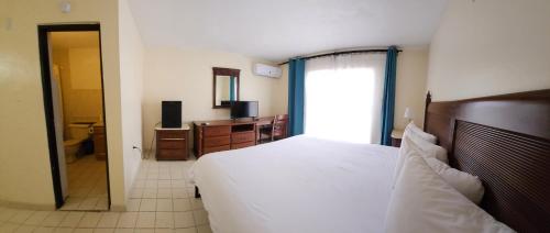 Ein Bett oder Betten in einem Zimmer der Unterkunft Selva Boutique Hotel - Luquillo Oceanfront Retreat - Adults Only
