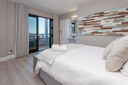 Ένα ή περισσότερα κρεβάτια σε δωμάτιο στο Marine Court 5 by BACK IN TOWN - 2Bedroom Ocean-facing Apt in Hermanus Centre