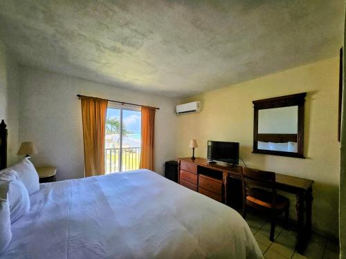 Ein Bett oder Betten in einem Zimmer der Unterkunft Selva Boutique Hotel - Luquillo Oceanfront Retreat - Adults Only