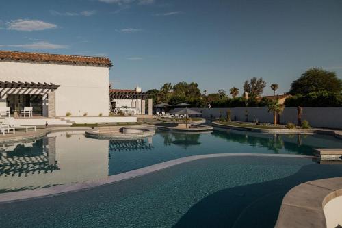 Una gran piscina con agua azul frente a un edificio. en Riviera - Lazy River Pool, Pickleball, Game Room!, en Bermuda Dunes