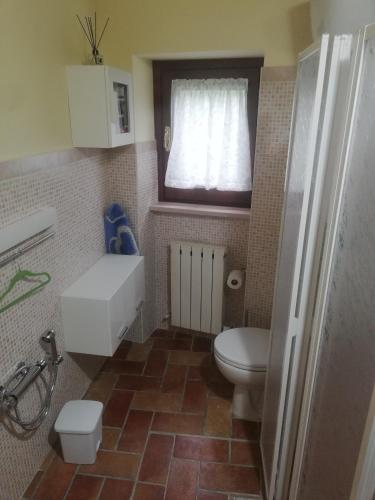 a small bathroom with a toilet and a sink at Appartamenti Cardinali in Assisi