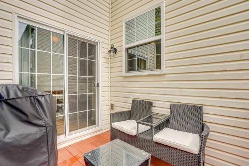 Posezení v ubytování Glen Burnie Vacation Rental with Private Deck!