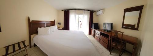Ein Bett oder Betten in einem Zimmer der Unterkunft Selva Boutique Hotel - Luquillo Oceanfront Retreat - Adults Only