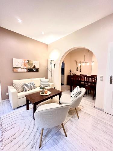 a living room with a couch and a table at Moderne Altstadt Apartments - Marktplatznähe- ruhige zentrale Lage - Natur&Kultur in Goslar