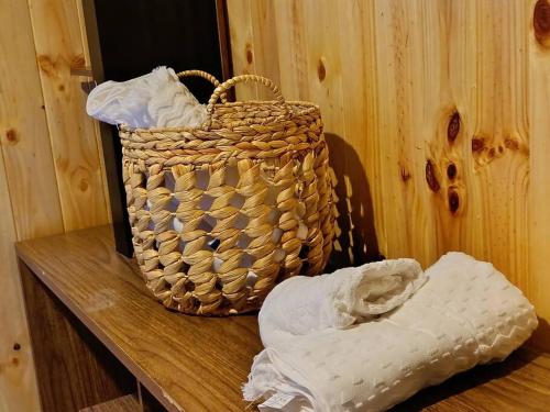 una cesta sentada en una mesa con una toalla en Cabaña Entre Arrayanes Número 2, en Puerto Montt