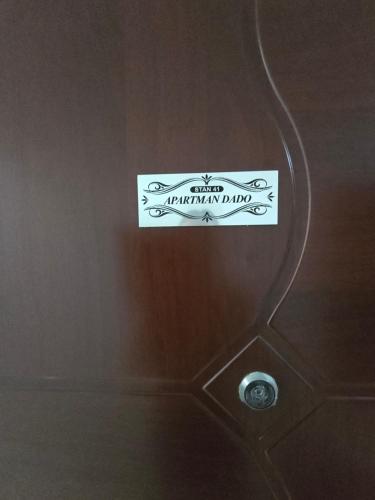 a sign on the ceiling of a bathroom at Apartman DADO in Modriča