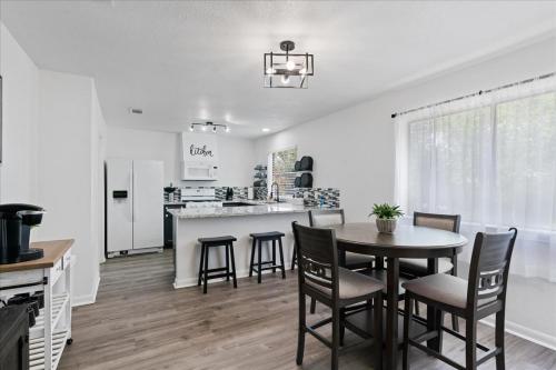 Η κουζίνα ή μικρή κουζίνα στο Super Comfy Home with Hot Tub!