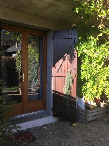 a front door of a house with a wooden door at Chambre aménagée à Quintal in Quintal
