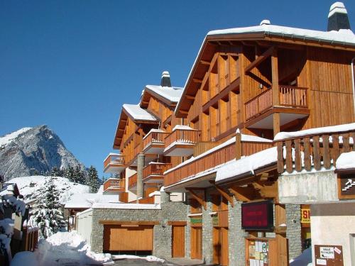 a large wooden building with snow on it at Appartement 4P bien agencé avec grandes terrasses, proche commerces et téléphérique, 8 pers - FR-1-464-54 in Pralognan-la-Vanoise