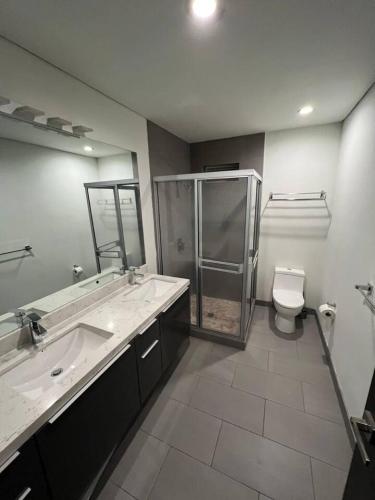 Koupelna v ubytování TJ Prime Three-Bed Gem apartment
