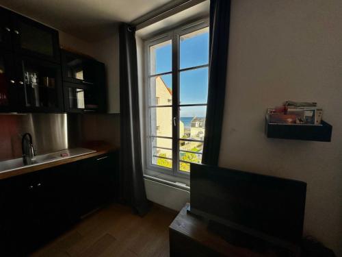 Una cocina o cocineta en La Vigie - 30 m de la mer, petite vue mer
