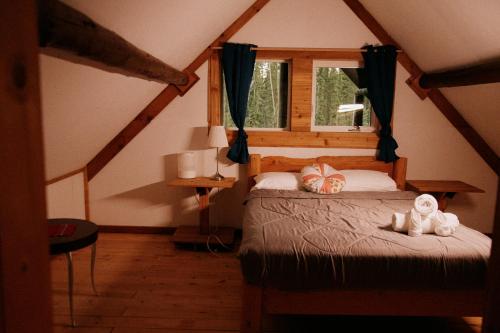 Postel nebo postele na pokoji v ubytování Rustic Basic Cabin at Beaverfoot