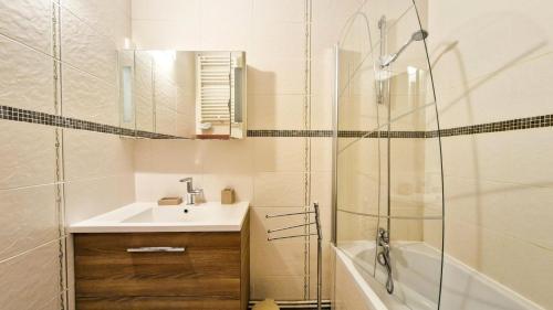 une salle de bain avec un lavabo et une douche dans l'établissement Résidence Belier - Appartement confortable et lumineux · Au pied des pistes · WIFI gratuit et illimité MAE-7384, à Flaine