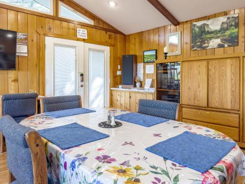 a dining room with a table and chairs at Yosemite Mountain Top - Treetop Villa in Mariposa