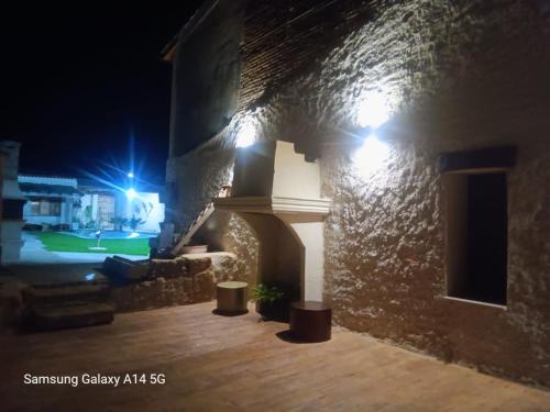 a brick building with a patio at night at Casa Rural CEPA ALTA DEL HOCILLO in Zamora