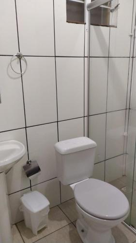 Bilik mandi di Rocha's Hotel