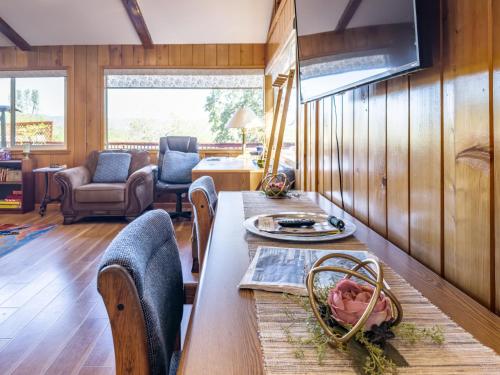 a dining room with a long table and chairs at Yosemite Mountain Top - Treetop Villa in Mariposa