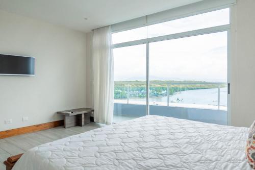 Penthouse Puerto Azulにあるベッド