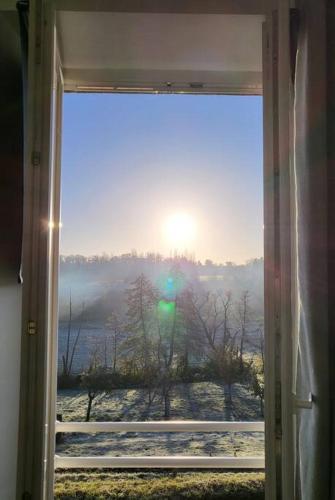 a window with a view of a snow covered field at Charmante maison in Cerisi-Belle-Étoile