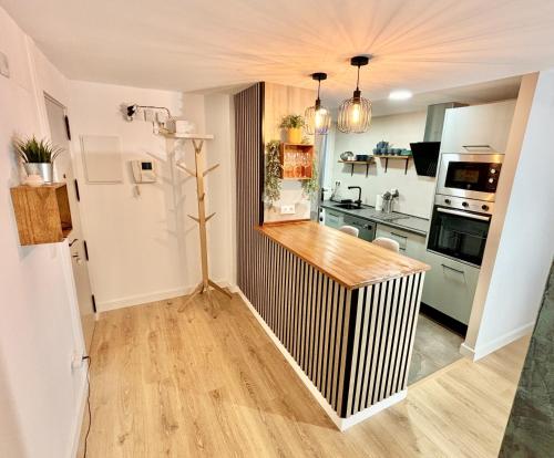 Una cocina con encimera de madera en una habitación. en imak barrio del AVE, en Zaragoza