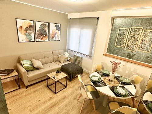 una sala de estar con un sofá y una mesa en imak barrio del AVE, en Zaragoza