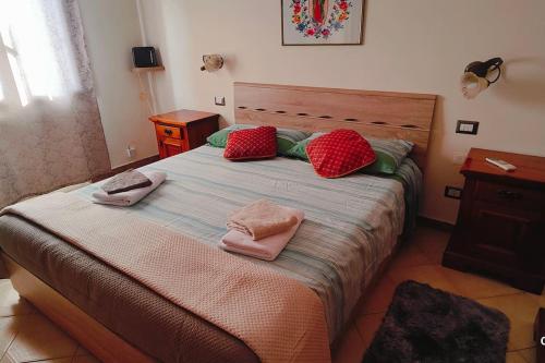 Ένα ή περισσότερα κρεβάτια σε δωμάτιο στο Flowers House Appartamento a Quartu S Elena