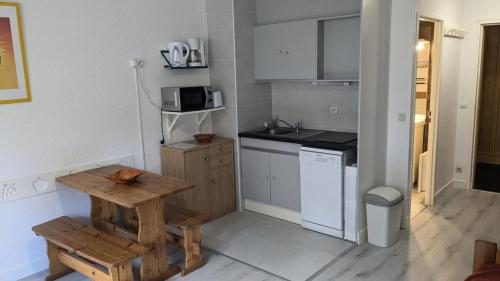 une petite cuisine avec une table en bois et un évier dans l'établissement Résidence Rond-point-pistes I - Mini studio 19m² au centre station à Orcières Merlette - Alpes du Sud MAE-7134, à Orcières