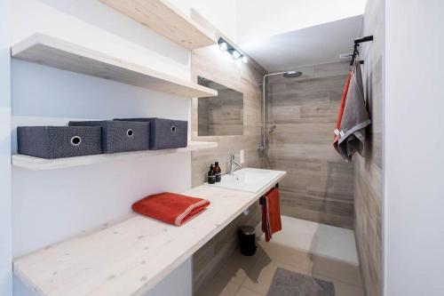 Koupelna v ubytování DUPLEX apartment centre Céret terrace with view