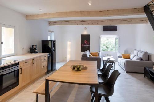 une cuisine et un salon avec une table et des chaises dans l'établissement DUPLEX apartment centre Céret terrace with view, à Céret