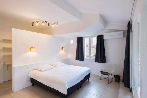 Postel nebo postele na pokoji v ubytování DUPLEX apartment centre Céret terrace with view