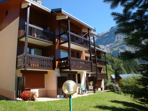 un bâtiment avec des balcons sur le côté dans l'établissement Appartement ensoleillé avec balcon, piscine chauffée, proche pistes et centre, 4 pers. - FR-1-464-220, à Pralognan-la-Vanoise