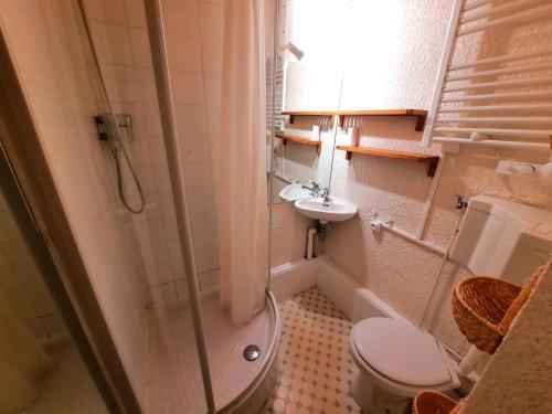 une salle de bain avec une douche, des toilettes et un lavabo dans l'établissement Résidence Jetay - Appartement avec mezzanine pour 6 personnes MAE-4624, aux Menuires