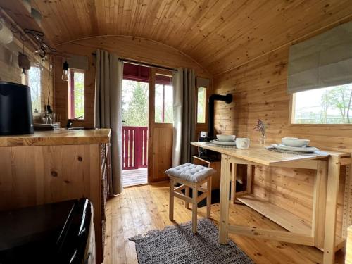 a wooden kitchen with a table in a room at Kuscheltage im Zirkuswagen am Kanal im Münsterland in Recke
