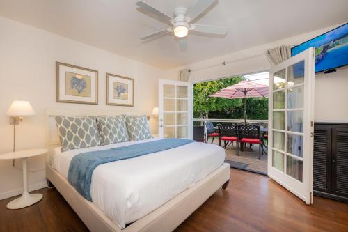 - une chambre blanche avec un lit et une terrasse dans l'établissement Las Palmas Escape, à San Diego