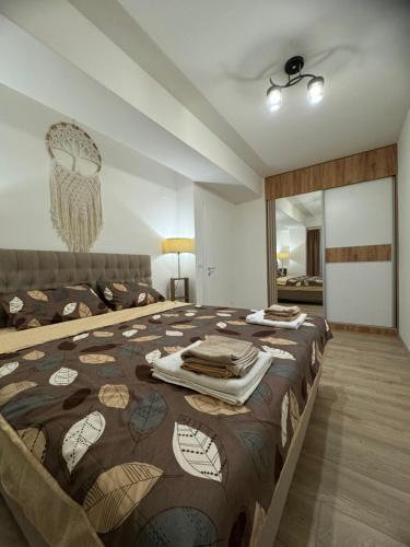 une chambre avec un grand lit avec une couverture dessus dans l'établissement Miteski Apartment, à Ohrid