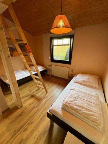 Кровать или кровати в номере Henneglück2 mit Kamin und Sauna!