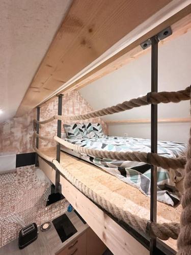 quelques lits superposés dans une chambre dans l'établissement La mezzanine, à Foucherans