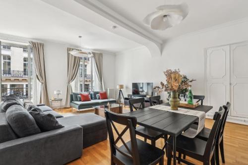 un salon avec une table et un canapé dans l'établissement Charming Apartment 1 BR 4 persons - Opera Bourse, à Paris
