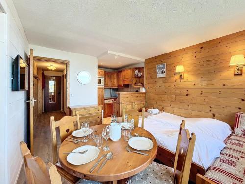 une salle à manger avec une table et un lit dans l'établissement Résidence Plein Soleil - Lumineux, ski-in, ski-out, location ideal MAE-3731, à Les Allues
