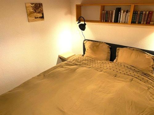 a bedroom with a bed with a book shelf above it at Appartement confortable 4 pers., proche pistes et commerces, parking, balcon Sud-Ouest, animaux admis - FR-1-733-91 in Crest-Voland