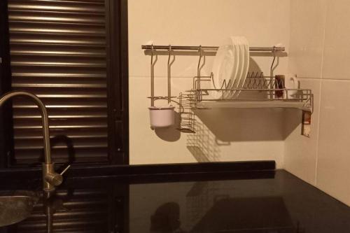 cocina con fregadero y estante con utensilios en la casa cuenta con 3 dormitorios, en Ciudad de la Costa